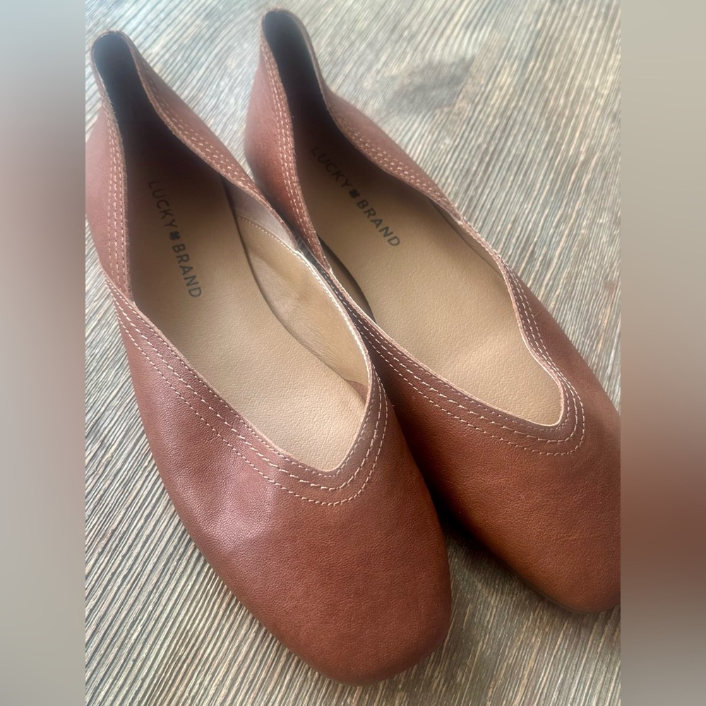 NWOT Lucky Brand Alba Flats